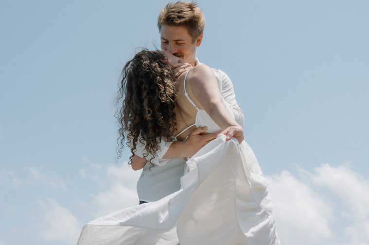 Intimate micro luxury beach wedding at sunset, featuring elegant details, soft coastal hues, and timeless, film-inspired moments by the ocean. New England. Carson Holmes Photography