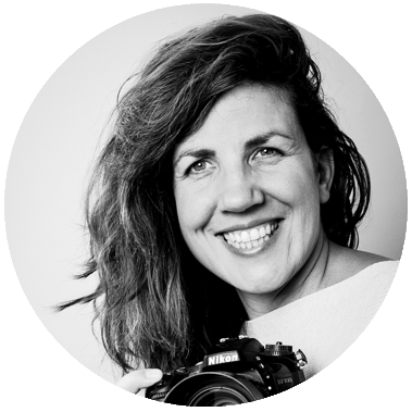Inge Puttemans, inclusief fotograaf voor kinderen met een plus en het jonge kind, is van diploma autismecoach en -specialist. Ze heeft een Master Educational Needs - gedragsdeskundige . troeven die ze inzet in haar fotografie.