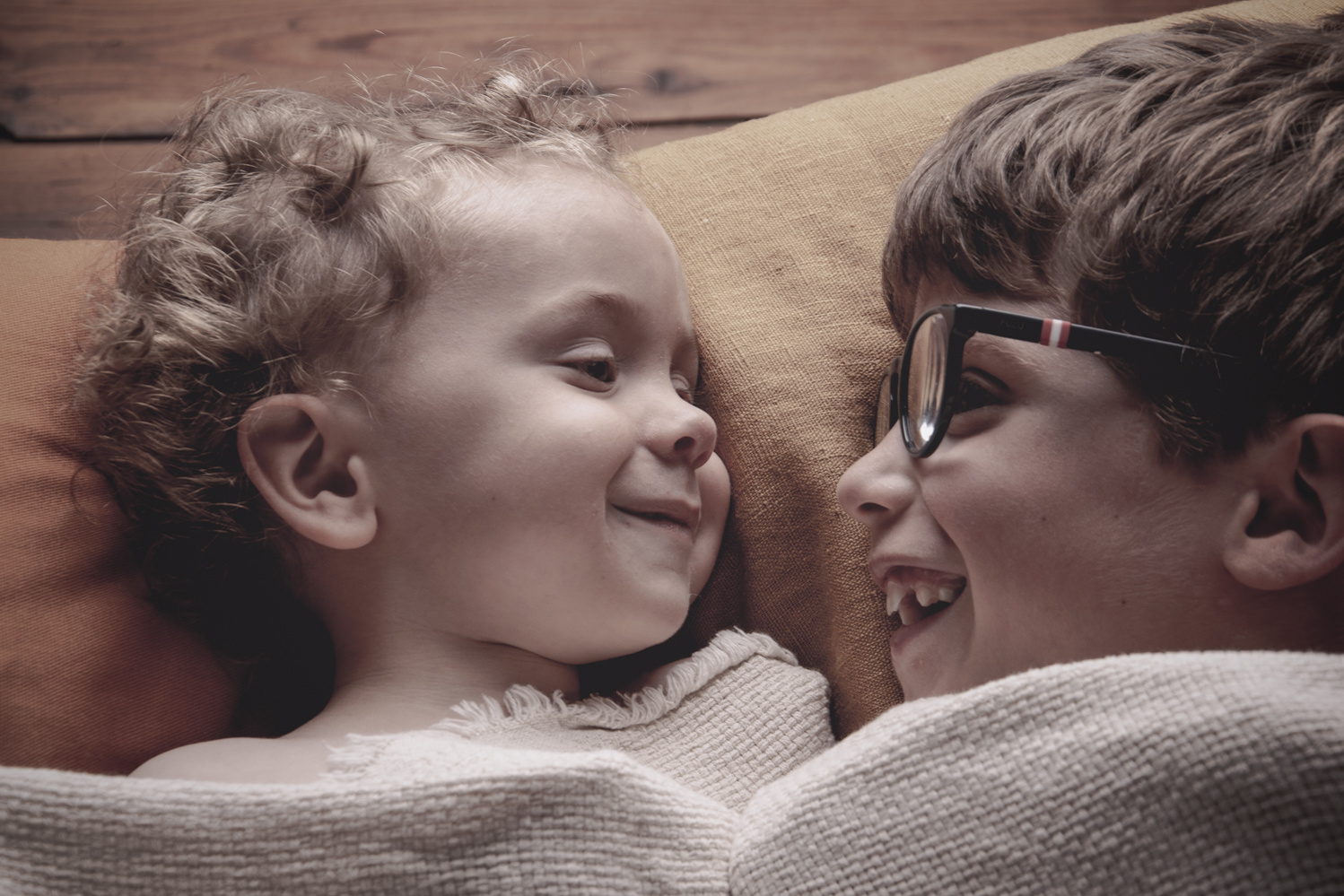 Schattige kinderfoto's, natuurlijke kleuren, speelse foto's, kinderstudio, thuisstudio, je thuis voelen bij de fotograaf, warme herinneringen, warme foto's, creatieve foto's, mooi samenspel, kinderfoto, kinderfoto's, spelfotograaf, fotograaf Herent,