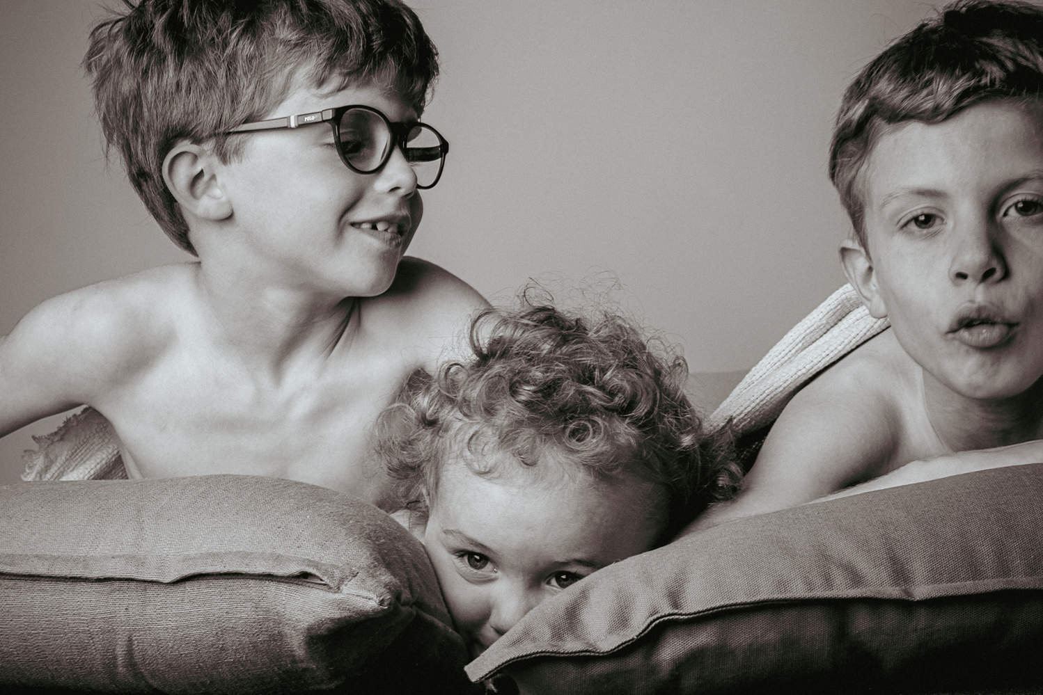 familieportret, familiefotograaf, spelen in de studio, speelfotograaf, studio, speelse studio, speelvogel, kinderfotograaf, spelletjes spelen tijdens het fotograferen, studio is niet saai, fotografie voor mama's ,  groepsportret, herinneringen, portret