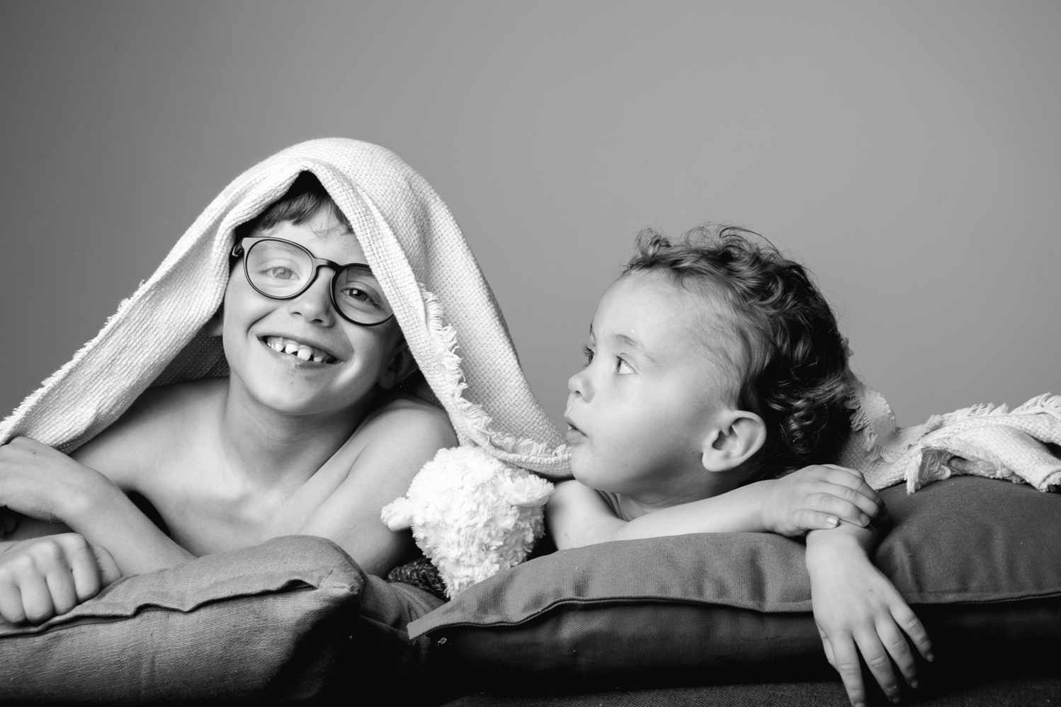 studiophotography, heerlijke herinneringen, vastleggen van onvergetelijke momenten, herinneringenvanger, portretfotograaf, natuurlijke foto's, speelse foto's, spelfotograaf, studio, speelse kinderstudio, kinderfotograaf, familiefotograaf, portretfotograaf