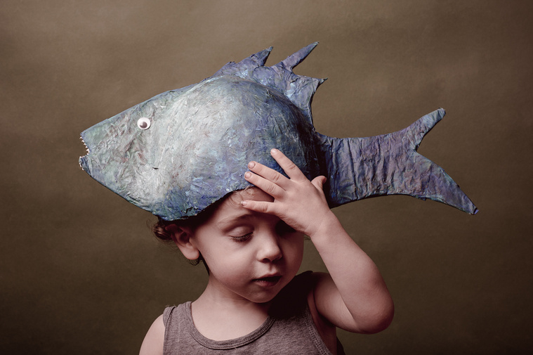 foto met een vis, fisch, artistieke fotografie, natuurlijke kleuren, donker en mooi belicht portret, belichting met 1 lamp, originele foto, fotografie met een hoofddeksel, hoofddeksel, portret met vis, portret met hoofddeksel 