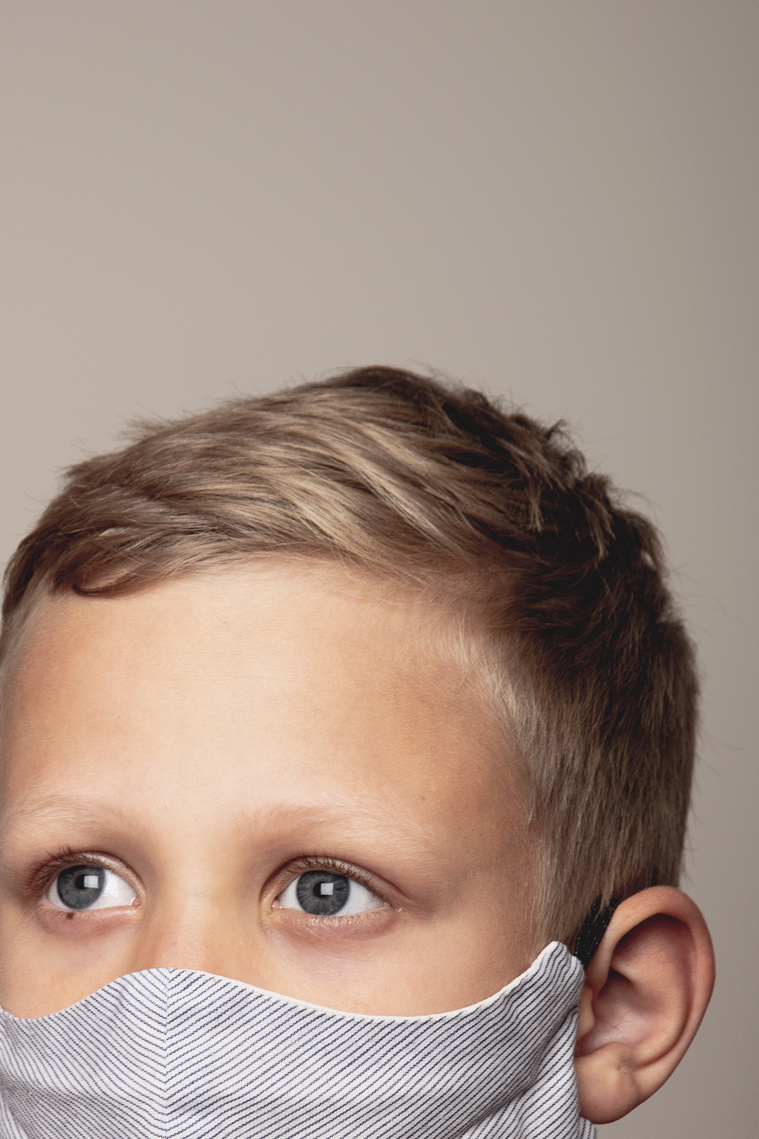 corona, kind met een mondmasker, artistieke fotografie met mondmaskers, straffe blik, prachtige blik, uniek standpunt, unieke foto, artistiek portret, kinderportret, kindportret, 