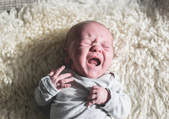 kinderportret op locatie, child portrait on location, baby, huilende baby, foto's van echte momenten, foto van echte momenten, het leven zoals het is in een foto, kind huilt, foto's bij je thuis