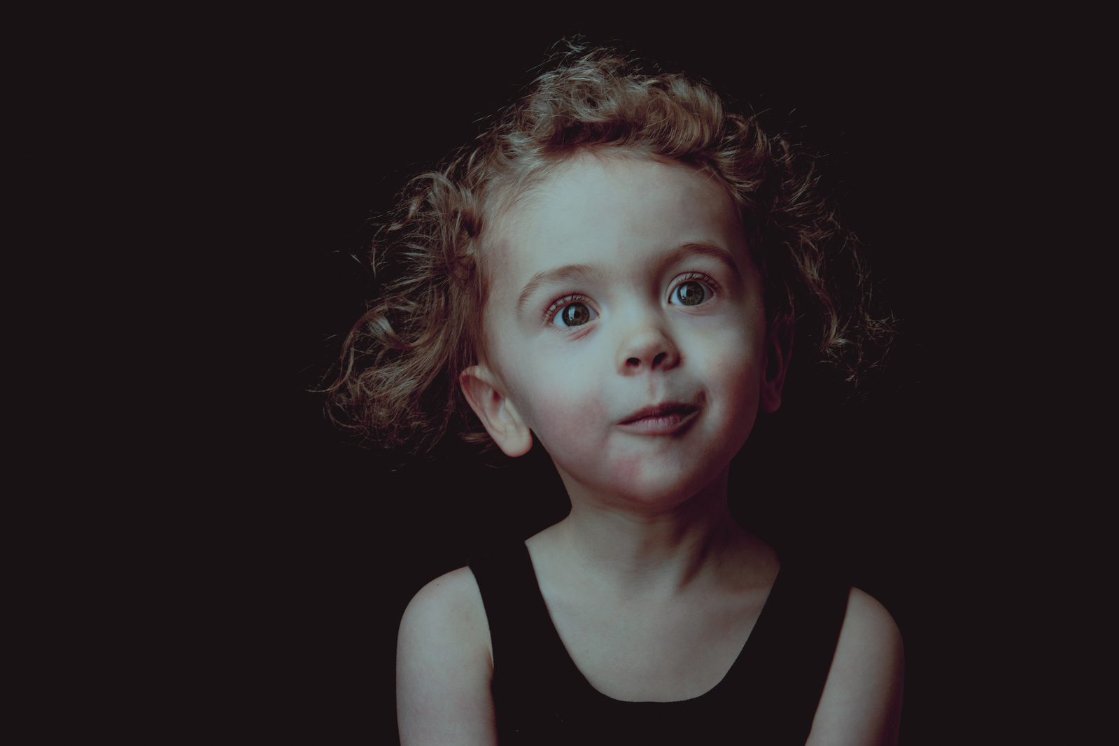 claire  obscure, zwarte achtergrond, belichting met één lamp, belichting met één lichtbron, kunstzinnige fotografie, artistiek portret, realistische kleuren, donker portret, natuurlijke kleuren, foto van een peuter