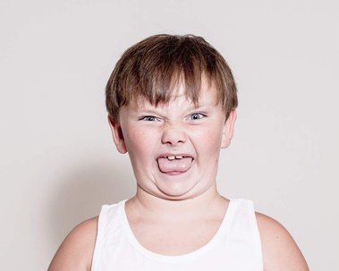 kind laat zijn tong zien, kind steekt zijn tong uit, gedurfde fotografie, universele fotografie, het mag wat stouter zijn, stoute fotografie, stoute expressie , gedurfde foto, durven 