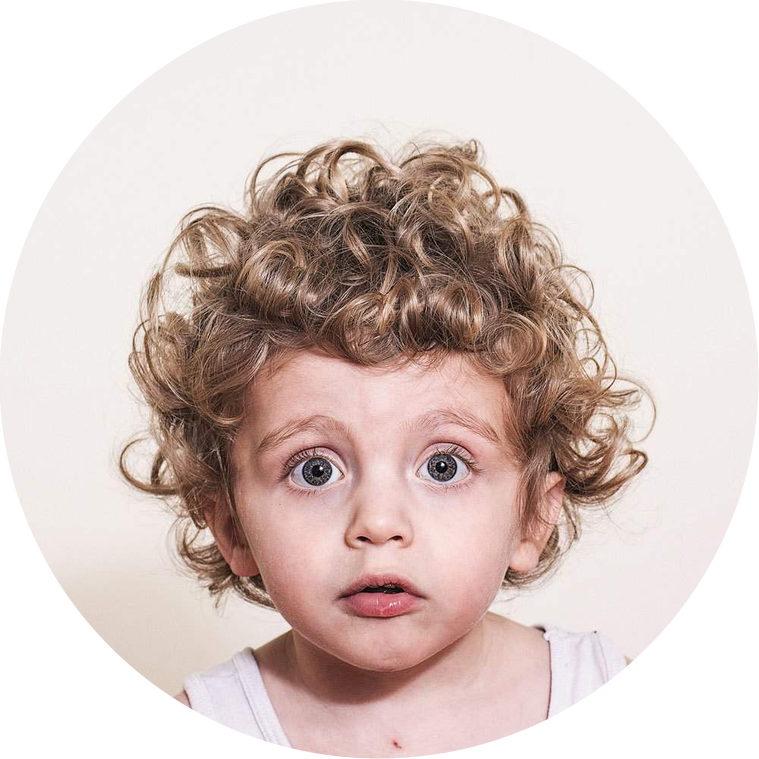 kind kijkt verbaast, unieke expressie op een foto, realistische kleuren op een foto, levens echte foto, natuurlijke kleur, expressieve fotografie, verbaasde blik, ronde foto, heldere blik op de foto, levensechte kleuren, 