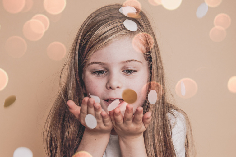 foto die betoverend overkomt, meisje die glitters wegblaast, meisje en betoverende glitterwereld