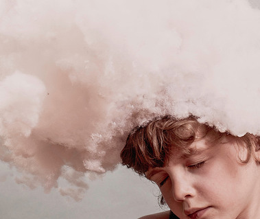 wolk op het hoofd, blauwe achtergrond, model lijkt in de hemel te zijn, kind met hoofddeksel, kind met knutselwerk op zijn hoofd, kind met kunst op zijn hoofd, hoofddeksel, knutselwerkje op het hoofd, 