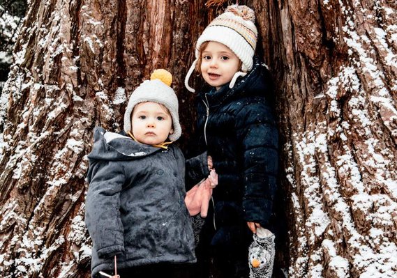 foto in de sneeuw, sneeuwlandschap, kinderen spelen in de sneeuw, kinderen bij een boom in de sneeuw, fotografie in de sneeuw, duo portret, portretfotografie, foto's op locatie 
