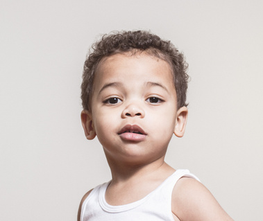 expressieve foto met natuurlijke achtergrond, model, model waarbij de expressie spreekt, zie die blik, universele foto, tijdloze foto, foto niet afhankelijk van modetrends