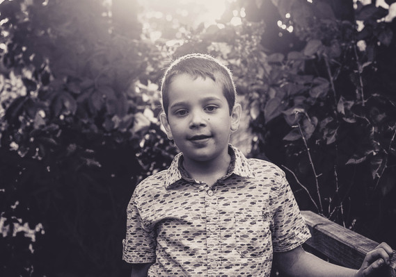 Foto in de tuin, fotografie buiten, fotografie bij je thuis, foto's op locatie, portretfotografie, zwart-wit foto, sepia foto, documentaire fotografie, portret, communiefoto, speelse fotografie, gouden uurtje ook mooi in zwart-wit foto's