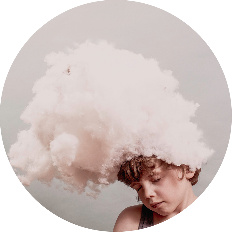 Wolk op een hoofd, fotografie in de wolken, dromen, artistieke foto, artistiek portret, expressie tijdens een shoot, natuurlijke kleuren, blauwachtige achtergrondkleur, blauwe achtergrond, wolk, foto met een wolk 