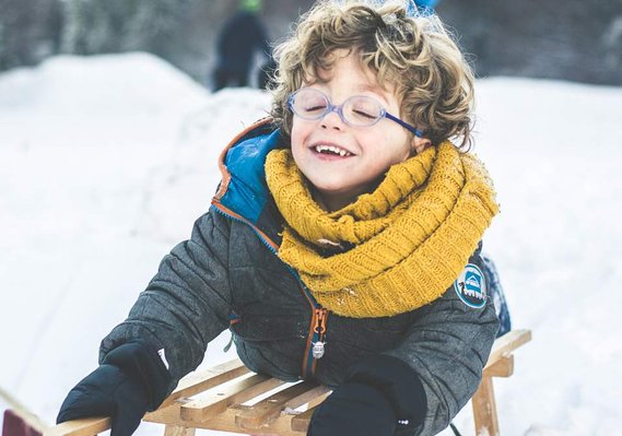 portret,  portrait, kinderportret, child portrait, children portrait, lifestyle, tijdloze foto's, genieten dat zie je op een foto, vrolijke kleuren, fotografie een een bril, sneeuwlandschap, spelen in de sneeuw, slee