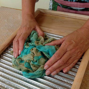 hands fulling - Gaia Lina feel good felt design