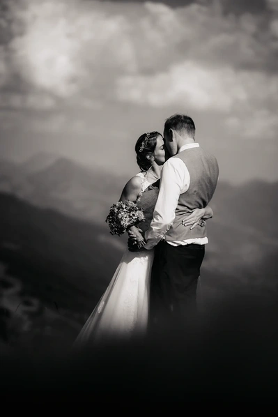 Ein Brautpaar küsst sich auf der Hohen Salve. Hochzeitsfotografie in den Bergen Tirols.