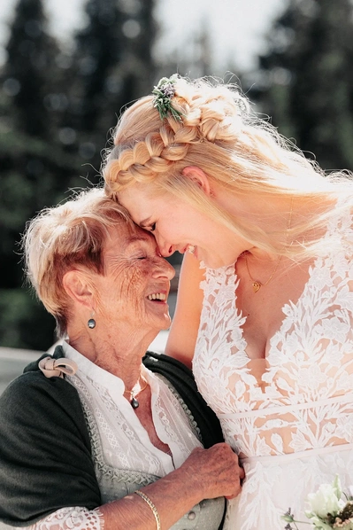 Emotionaler Moment zwischen einer Braut und ihrer Großmutter während einer Hochzeitsfeier auf der Kaiserlounge.
Hochzeitsfotografie in Tirol