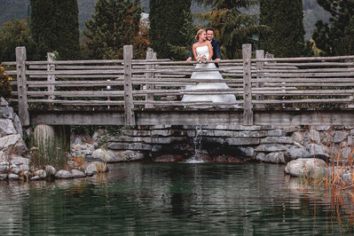 Paarshooting während einer Hochzeit auf im Greenvieh in Mieming in Tirol. Hochzeitsfotografie