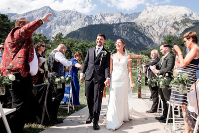 Brautpaar und Gäste nach einer Trauung auf der Stoettlalm in Mieming in Tirol.
Hochzeitsfotografie