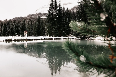 Ein Brautpaar genießt die Schneelandschaft in Lech. Das Foto entstand während einer Hochzeit im Hotel Goldener Berg.