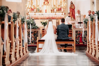 Kirchliche Trauung in der Kirche Pfaffenhofen in Tirol.
Hochzeitsfotografie