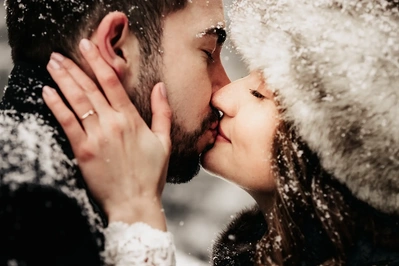 Ein Brautpaar kuesst sich waehrend einer Winterhochzeit in Seefeld in Tirol.