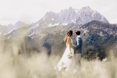 Brautpaar während eine Shootings in Sank Johann in Tirol. Im Hintergrund sieht man den Wilden Kaiser.
Hochzeitsfotografie in Tirol