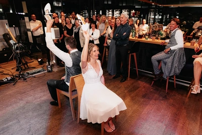 Spiele während der Hochzeitsfeier sorgen immer wieder für schöne Fotos.
Hochzeit im Restaurant 1809 in Innsbruck.