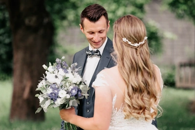 First Look Fotos von einer Hochzeit in Pfaffenhofen. Hochzeitsfotograf in Tirol