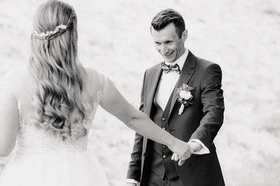 First Look Fotos von einer Hochzeit in Pfaffenhofen. Hochzeitsfotograf in Tirol