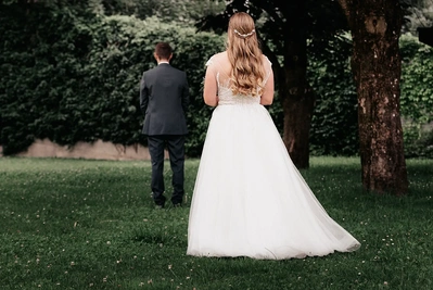 First Look Fotos von einer Hochzeit in Pfaffenhofen. Hochzeitsfotograf in Tirol