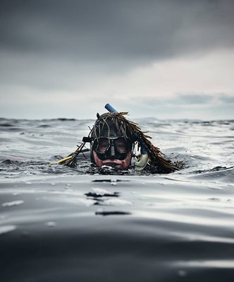 Scuba diver in Tasmania Lifestyle photographers Nic Gossage