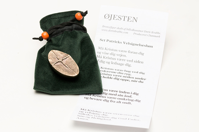 øjesten, bøn, meditation, tro, symbol, bronze, skulptur, Dorte Krabbe, billedhugger, bronzeobjekt,
