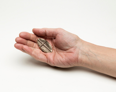 øjesten, bøn, meditation, tro, symbol, bronze, skulptur, Dorte Krabbe, billedhugger, bronzeobjekt,