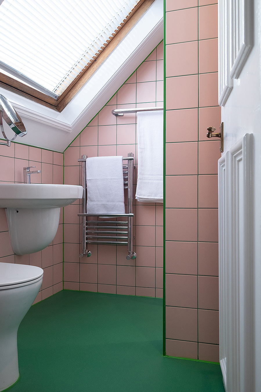pink green bathroom LOCATION HOUSE KENT LOCATION HOUSE SHOOT LOCATION LOCATION AGENCY MARGATE LOCATION BROADSTAIRS LOCATION RAMSGATE LOCATION PHOTOGRAPHIC LOCATION FILMING LOCATION