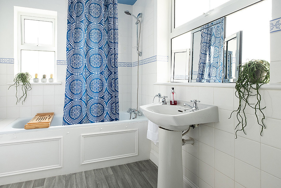 bathroom LOCATION HOUSE KENT LOCATION HOUSE SHOOT LOCATION LOCATION AGENCY MARGATE LOCATION BROADSTAIRS LOCATION RAMSGATE LOCATION PHOTOGRAPHIC LOCATION FILMING LOCATION