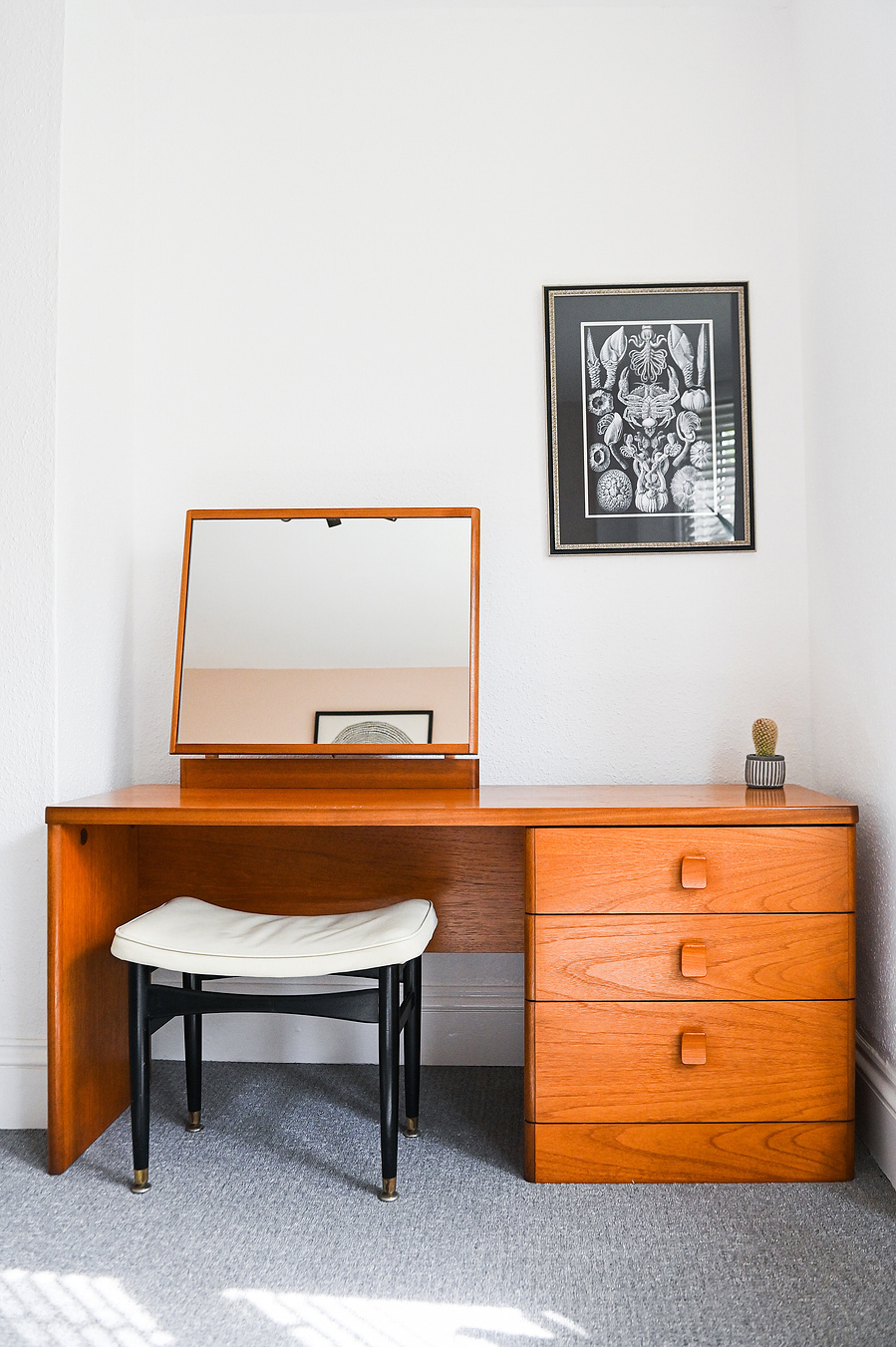 mid century dressing table LOCATION HOUSE KENT LOCATION HOUSE SHOOT LOCATION LOCATION AGENCY MARGATE LOCATION BROADSTAIRS LOCATION RAMSGATE LOCATION PHOTOGRAPHIC LOCATION FILMING LOCATION