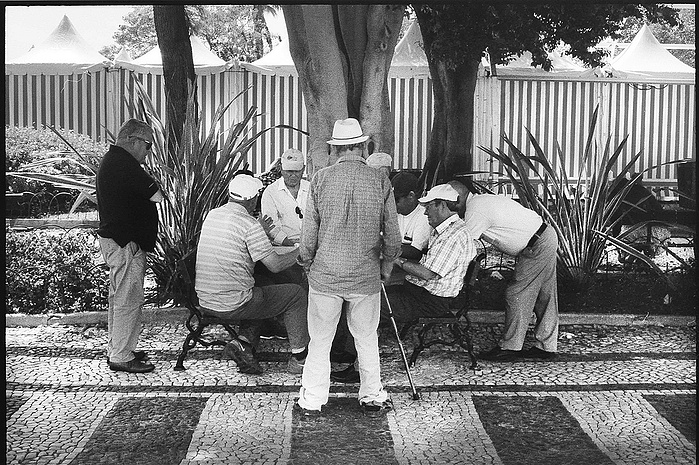 Men playing cards in the street of Faro