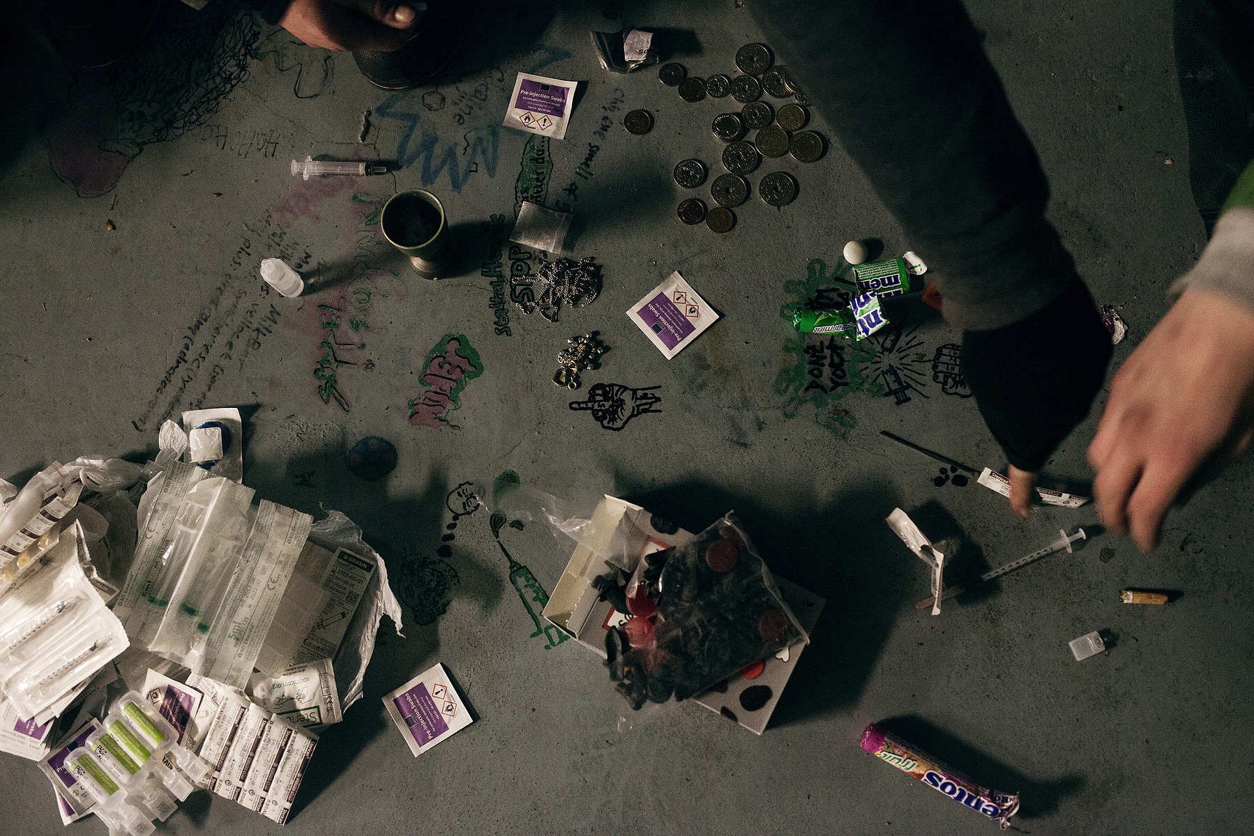 In one of their usual spots, Martin and Lina makes an overview of what they have on them. They need 60$ to buy half a gram of cocaine.