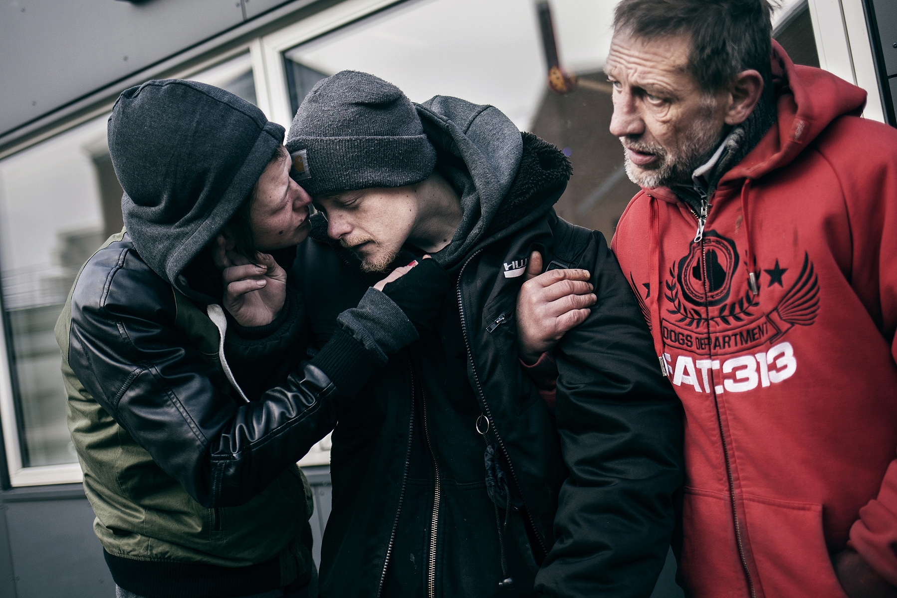 Lina and her friend has found Martin passed out on the ground from a overdose. They help him up and help him overcome the drugs. "Love can pull you through everything," Martin says later.