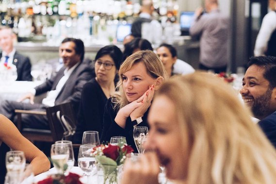 photojournalistic style photo of wedding banquet. 서울 스냅사진, 서울 결혼스냅, 서울 웨딩촬영, 싱가폴 본식사진, 싱가포르 본식촬영, 싱가폴 스냅사진, 싱가포르 스냅촬영, 싱가폴 결혼식, Seoul wedding photography, Seoul wedding photojournalism