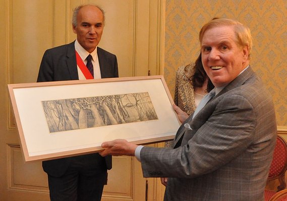 Remise de la gravure Entre Trois Mers à l'ambassadeur americain J.R. Evans, un cadeau de la commune d'Ettelbruck