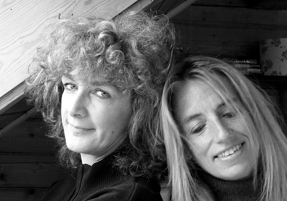 Danielle Grosbusch et Ulla Scharll posing for their joint exhibition in Luxembourg