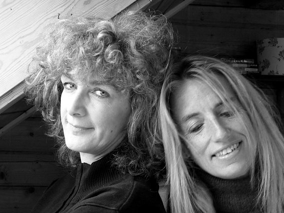 Danielle Grosbusch et Ulla Scharll posing for their joint exhibition in Luxembourg