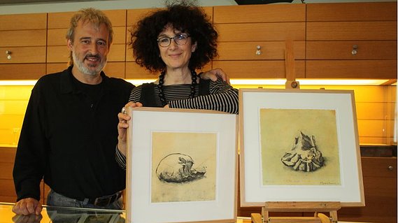 Photo avec Serge Koch lors de l'accrochage de l'expo d'Atelier Empreinte au shop du MNHA