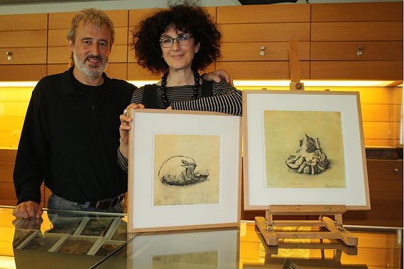 Photo avec Serge Koch lors de l'accrochage de l'expo d'Atelier Empreinte au shop du MNHA