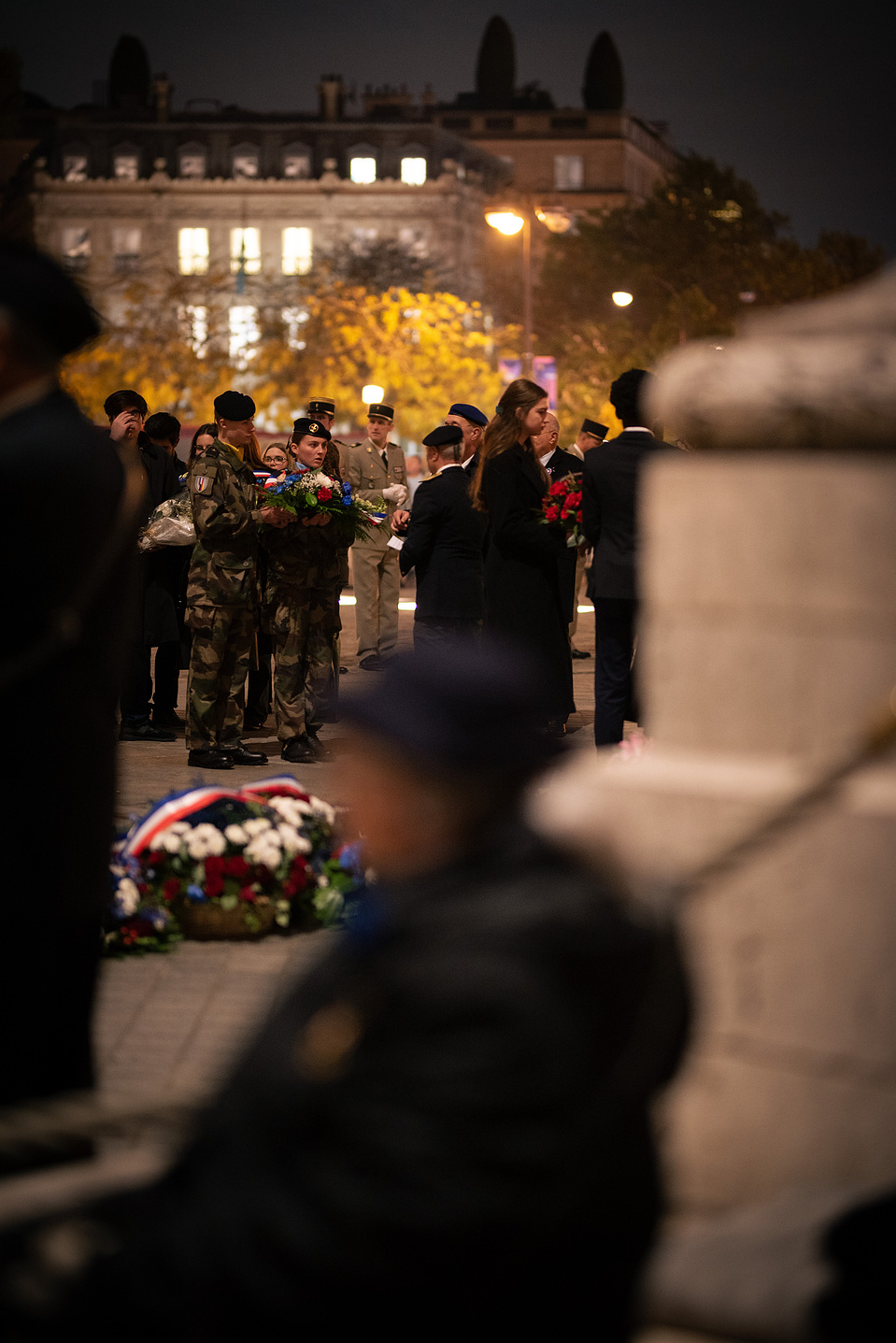 Hommage militaire gerbes fleurs novembre