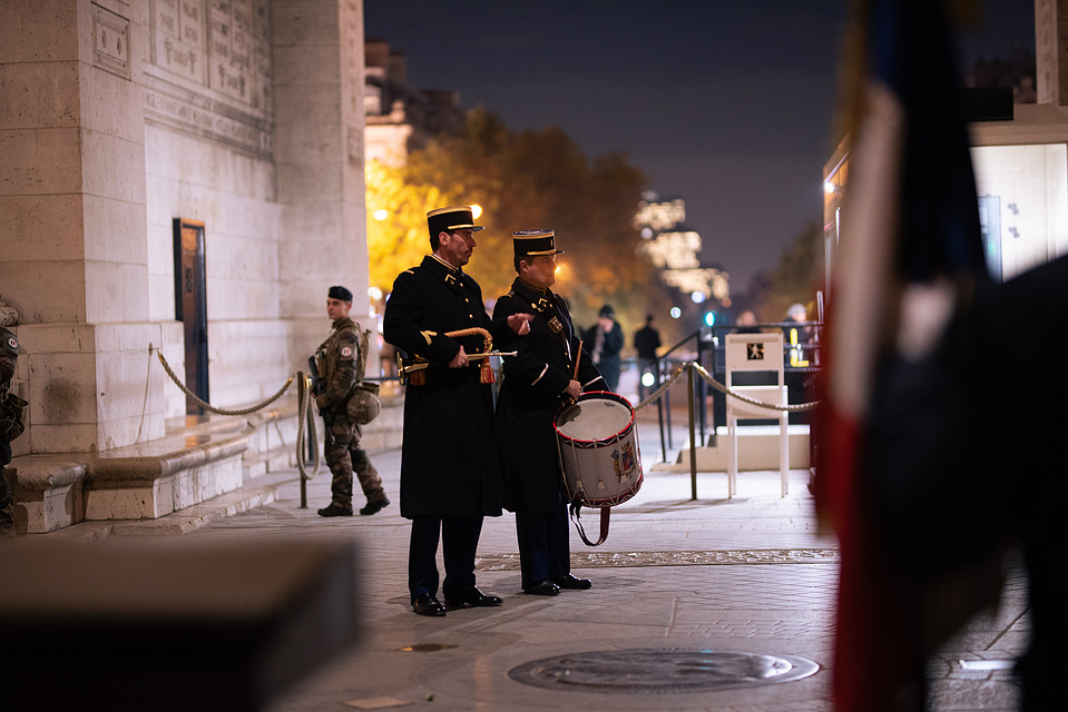 arc de triomphe clairon militaire hommage
