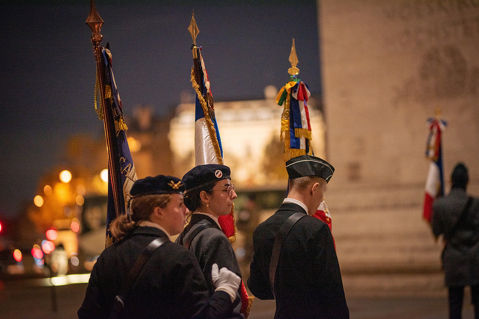 porte-drapeau france cérémonie arc de triomphe