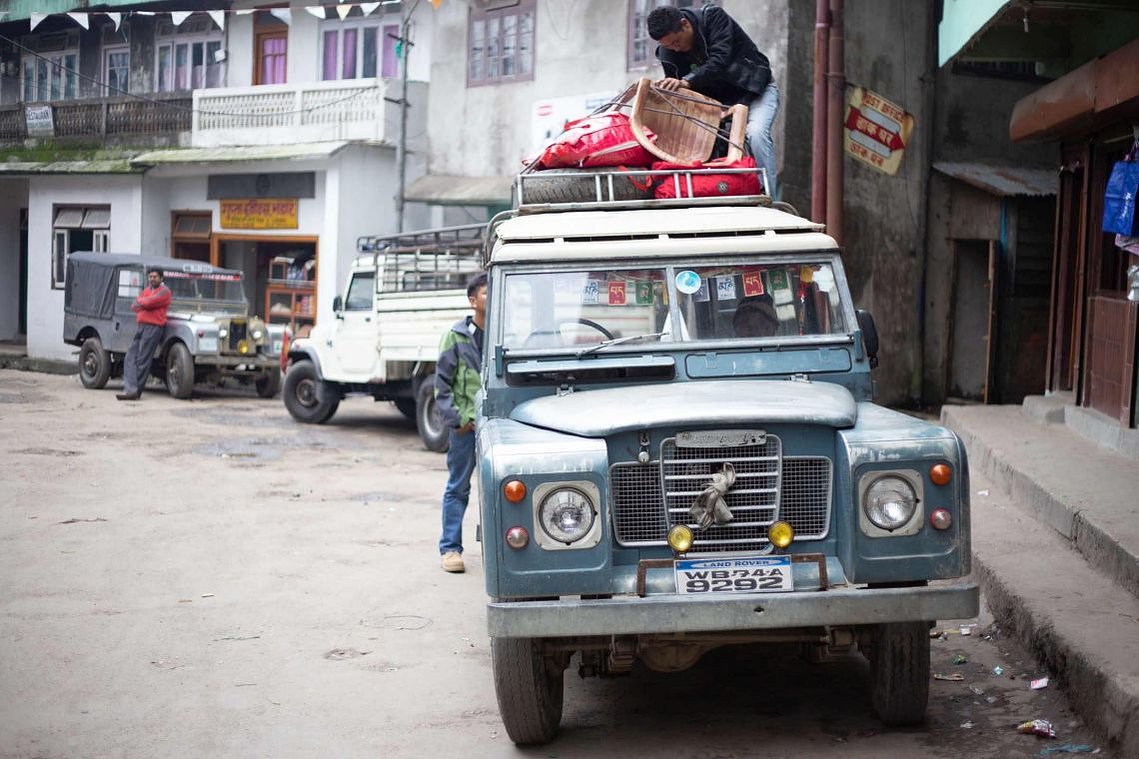 Land Rover waiting for passengers Maneybhanjang
